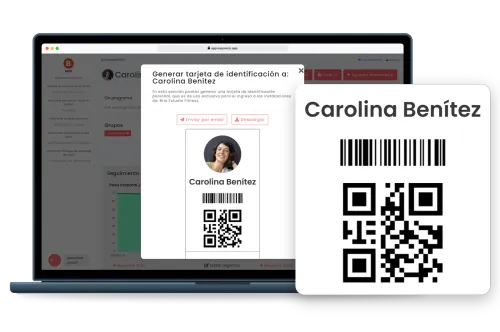 Panel de EasySocio en una notebook generando la tarjeta de identificación de una socia, con su foto, su nombre, un código de barras y un código QR, lista para enviar por email o descargar.