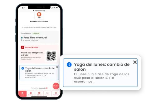 Celular con el panel del socio de EasySocio en Inicio y una tarjeta que amplía el aviso que le mandó su gimnasio, destacado como banner: "Yoga del lunes: cambio de salón. El lunes 5 la clase de Yoga de las 9:30 pasa al salón 2. ¡Te esperamos!"