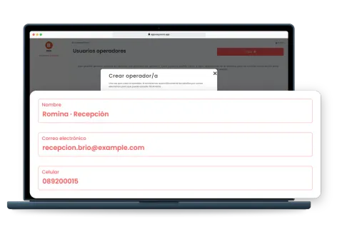 Notebook con la página de usuarios operadores de un gimnasio en EasySocio y la ventana para crear uno. Una tarjeta amplía el formulario: el nombre, el correo electrónico y el celular de la persona de recepción que se suma al equipo.