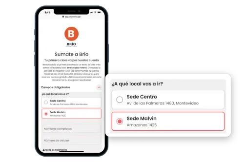 Celular con el formulario de autorregistro de un gimnasio en EasySocio. Una tarjeta amplía la pregunta «¿A qué local vas a ir?», con las dos sedes del gimnasio y su dirección.